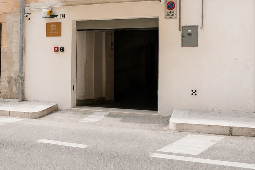 L’ingresso del garage visto dal marciapiede, con la serranda alzata