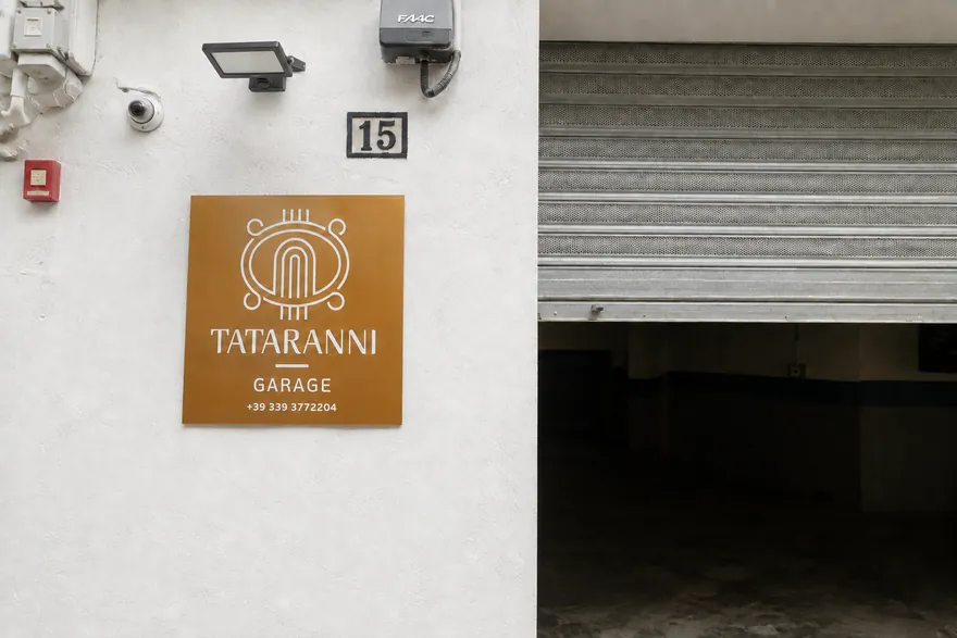 La targa Tataranni Garage all’esterno, con la telecamera di videosorveglianza e la serranda