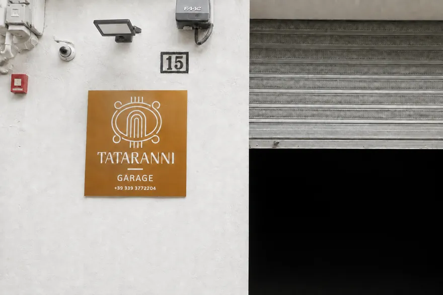 La targa in ottone con il numero civico 15 e la telecamera sopra l’ingresso