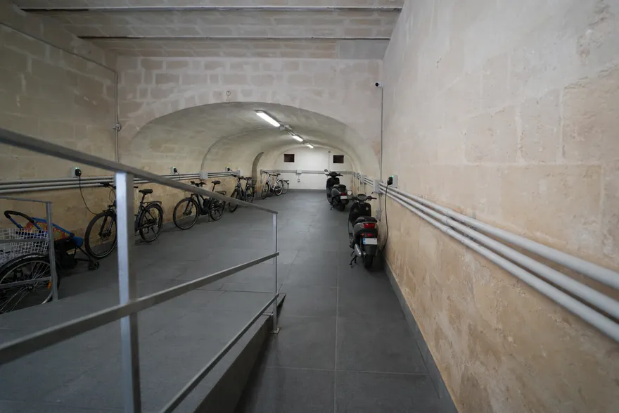 Il passaggio centrale con il corrimano e i mezzi parcheggiati ai lati