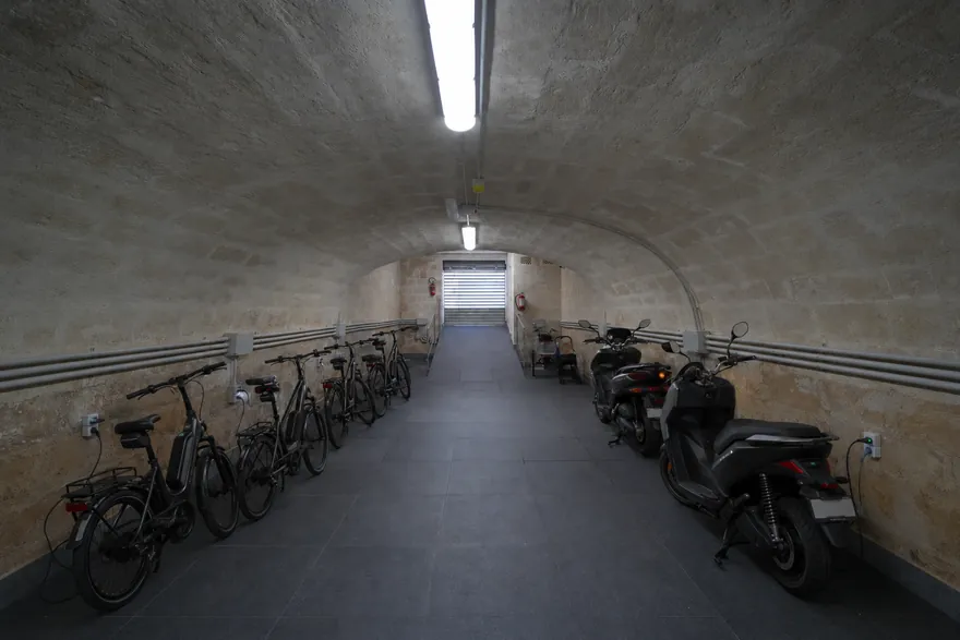 La prospettiva in lunghezza del garage, con i mezzi su entrambi i lati