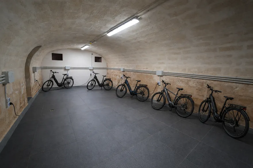 Le biciclette appoggiate alla parete lungo il lato del garage